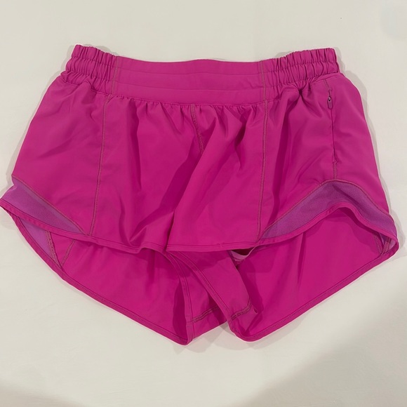 lululemon athletica Pants - Lululemon! Sonic Pink Hotty Hot Low-Rise 2.5 Length Size 8